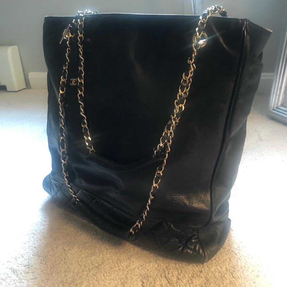 VINTAGE CHANEL BLACK JUMBO QUILTED TOTE